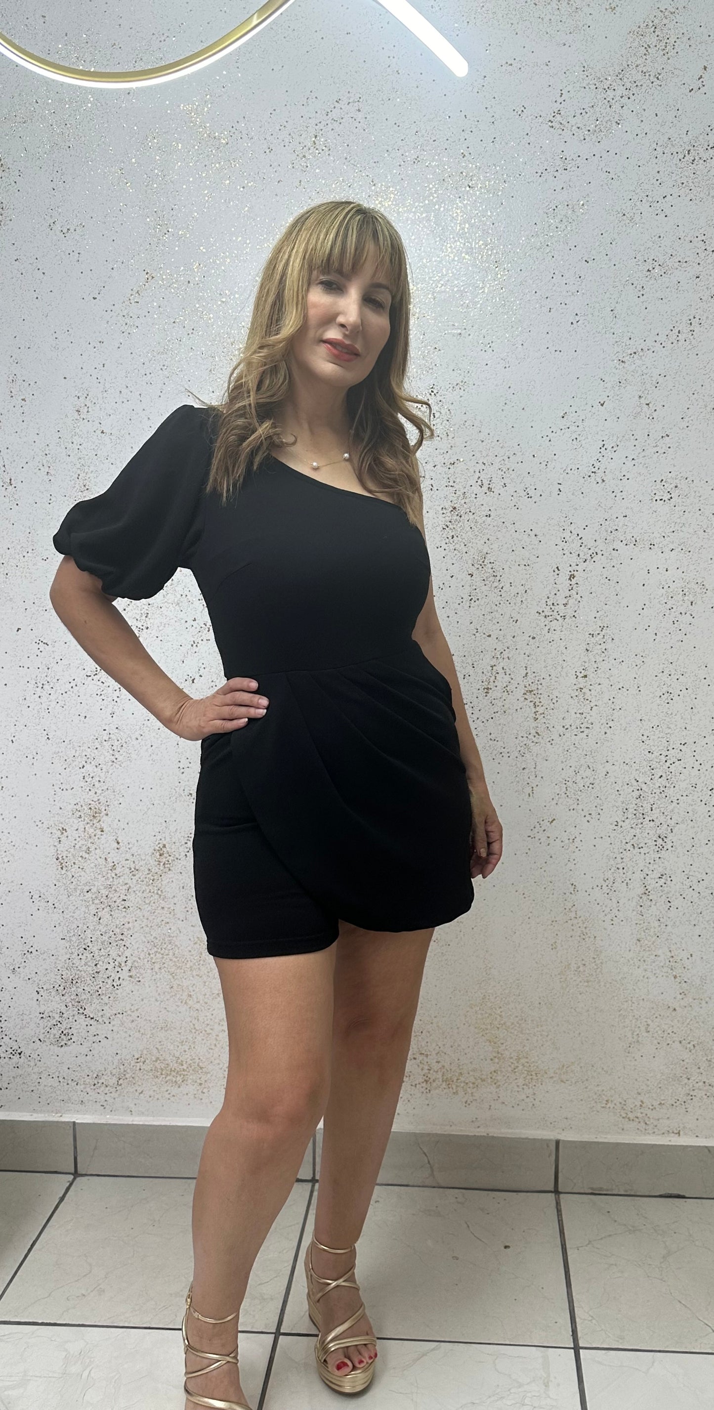 BLACK ONE SHOULDER SOLID RUCHED FIT PUFF SLEEVES ROMPER